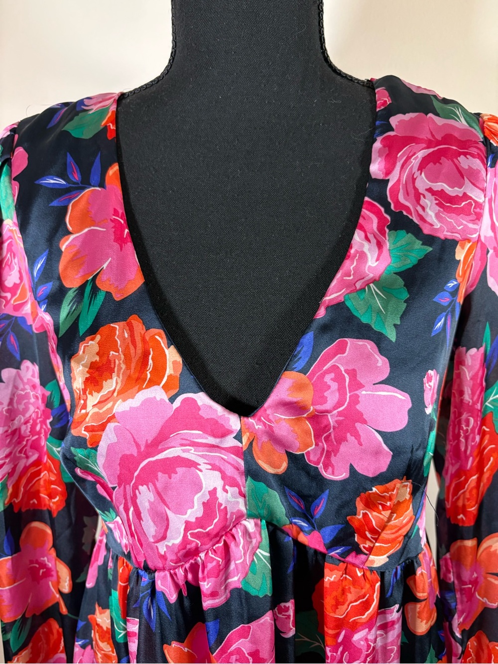 Francesca’s Mi Ami Satin Floral Long Balloon Sleeve Tiered Dress Plunge Cutout M - Picture 2 of 11